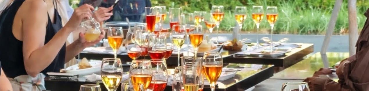 ワイングラスに注いだ紅茶と料理を囲む協会の催し